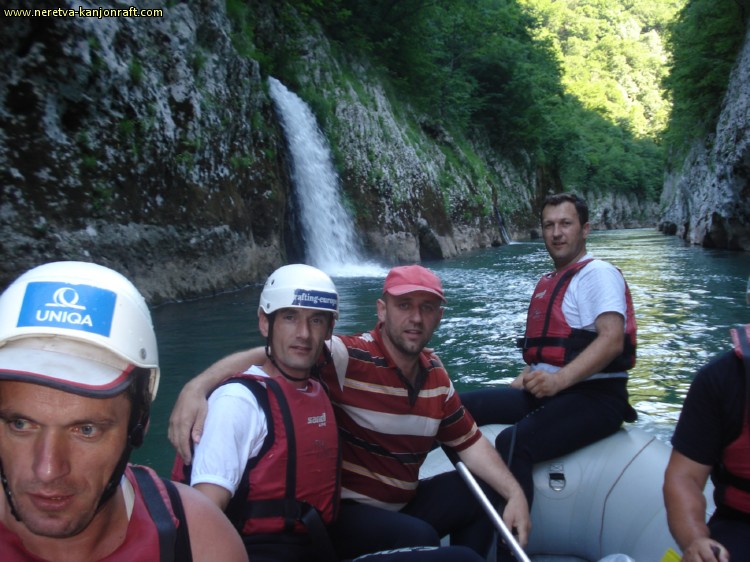 Rafting čamac ispod vodopada u kanjonu Neretve
