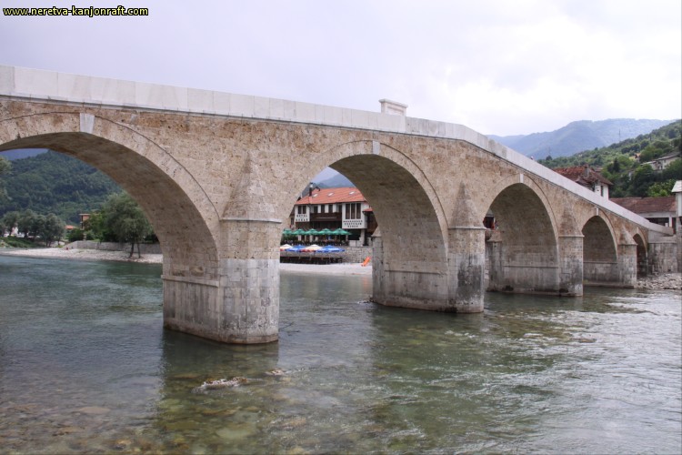 Stari most u Konjicu iznad rijeke Neretve